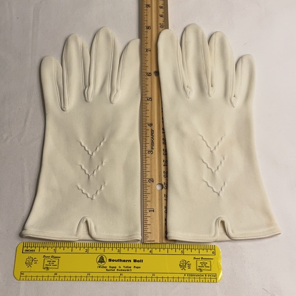 Vintage Cream Gloves - Picture 5 of 6